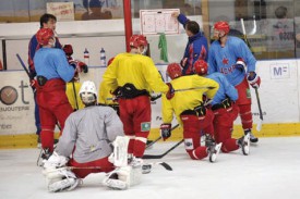 Les hommes du CSKA sur la glace de la vallée de Joux. © Michel Duperrex