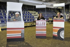 De g à dr: Barbara Konrad, qui a rejoint la troupe de comédiens amateurs cette année, Aurélie Kleiner, l’attachée de presse de la Compagnie du Clédar, et Georges-Henri Dépraz, membre de l’aventure depuis ses débuts. © Michel Duperrex