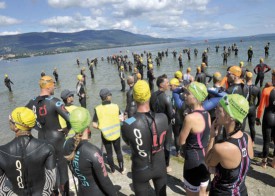 La grande foule au départ de la natation. © Michel Duperrex