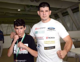 Le jeune Matteo Garcia et l’entraîneur du Champions Boxing, Samir Suljic. © Duvoisin