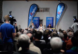 Près de 200 personnes se sont massées à l’Aula Magna pour écouter les arguments des différents candidats: l’UDC Pascal Gafner, la PLR Valérie Jaggi Wepf et le socialiste Stéphane Balet (de g. à dr.). © Nadine Jacquet