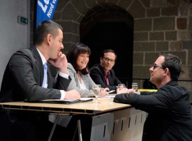 Le rédacteur en chef de La Région, Yan Pauchard, donne les dernières instructions avant le début du débat. © Nadine Jacquet