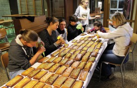 Les enseignantes et les jeunes du village ont écrit «Téléthon» sur les 420 pâtisseries. © Muriel Aubert