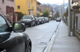 Il est difficile de trouver une place de parc dans les rues du quartier des Cygnes, à Yverdon. © Michel Duperrex