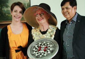 Nicola Beaupain (au centre), fondatrice du Musée du Bouton, remet sa collection à Anna-Lina Corda et Antonio Villaverde, respectivement directrice et conservateur du Musée suisse de la mode. © Hélène Lelièvre