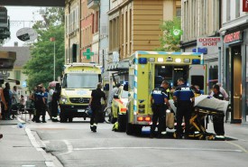 La personne blessée à l’arme blanche a été longuement soignée par les secouristes. © Raposo