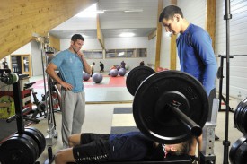 La relève du judo romand travaille, à Yverdon, sous le regard de Dominique Hischier. © Michel Duperrex
