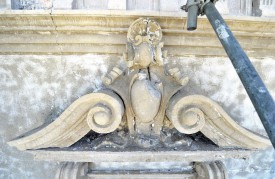 Le sablage a eu pour conséquence la dégradation des façades et des ornements. © Duperrex -a