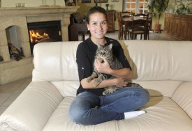 Anna-Lucia dans le calme de la maison familiale avec Kikoo, l’un de ses trois chats. © Michel Duperrex