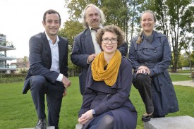 Carmen Tanner a annoncé, hier, au parc du Castrum, sa candidature à la Municipalité d’Yverdon, une démarche soutenue par les ténors des Verts vaudois (de g. à dr.): Vassilis Venizelos, chef de groupe au Grand Conseil, Luc Recordon, conseiller aux Etats, et Tinetta Maystre, municipale à Renens. © Michel Duperrex