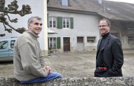 Les initiateurs du projet, Jean-Daniel Cruchet (à g.) et Nicolas Rouge, devant l’appartement mis à disposition. © Michel Duperrex
