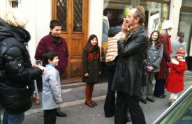 L’acteur n’a pas hésité à faire le pitre pour les enfants Menna et Tenaglia, deux familles de Champagne ravies de cette journée de tournage et qui posent pour la photo souvenirs. DR