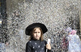 Une sorcière qui, grâce à sa baguette, a répandu une pluie de confettis sur Grandson. © Michel Duperrex