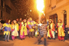 La descente aux flambeaux, juste avant la mise à feu du bonhomme hiver. © Michel Duperrex