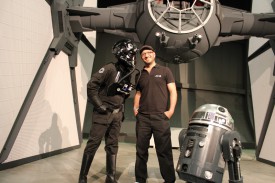 Fan inconditionnel de Star Wars, Marc Atallah, le directeur de la Maison d’Ailleurs, ne pouvait manquer de poser avec cette réplique d’un chasseur impérial et de son pilote, lors de son séjour au Fantasy Basel. © Yan Pauchard