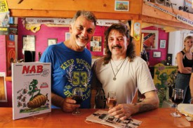 Roger Widenlocher, le créateur de Nabuchodinosaure, avec Fabrice Compondu, le président de L’Onomatopée BD Club Romandie. © Muriel Aubert