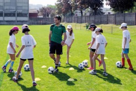 Giorgio Fransioli (ici en photo) et Noémie Beney ont distillé leurs précieux conseils aux filles venues découvrir le foot. © Champi