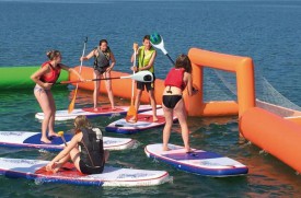 Des jeunes s’amusent en testant les prototypes de la Wholy Paddle. DR