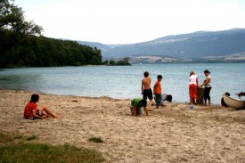 La petite plage située à proximité du Colvert et du Port, à Yvonand, est très prisée par les enfants.