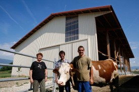 La couleur de l’habitation s’harmonise bien avec la grange, mais n’est pas du goût du Service du développement du territoire du Canton de Vaud.