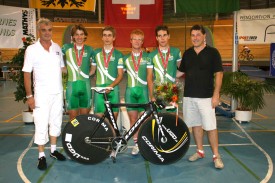 Les médaillés vaudois avec, de g. à dr., Cyrille Thièry, Olivier Beer, Loïc Perizzolo et Damien Corthésy, entourés de leur staff. © www.velodromes.ch Les médaillés vaudois avec, de g. à dr., Cyrille Thièry, Olivier Beer, Loïc Perizzolo et Damien Corthésy, entourés de leur staff.