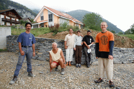 Arnaud, Christian, Thierry Carbonell (responsable), Khalil, Arnaud et Frédéric posent fièrement devant leur mur en pierre de Vollèges. ©Muriel Antille 090828_mur_01_baulmes