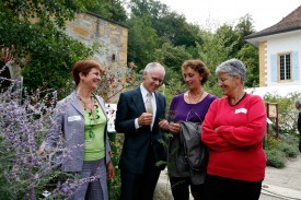 Touché par la propos de Moritz Leuenberger, Marie Garnier, directrice du Centre (en violet), lui a proposé de visiter le Jardin des sentiments. Le conseiller fédéral est ici entouré de la vice-présidente de Pro Natura, Anne DuPasquier, et de la présidente, Silva Semadeni (à d).