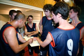 Javier Trespalacios (à g.) donne ses consignes à ses hommes. Le renouveau du basket à Orbe.