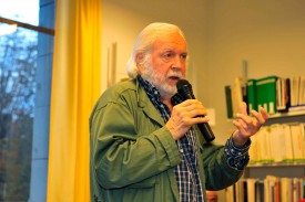 Jacques Chessex est resté debout tout au long de l’échange avec le public, se sentant plus à l’aise ainsi, au milieu des livres.