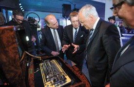 Le CEO de Reuge Kurt Kupper explique le fonctionnement de la boîte à musique au conseiller d’Etat vaudois Philippe Leuba et au conseiller fédéral Johann Schneider-Ammann. © Bobby C. Alkabes