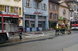 Les pompiers ont brisé la porte vitrée pour entrer et la rue de la Plaine a été fermée, puis ouverte avant midi. © La Région Les pompiers ont brisé la porte vitrée pour entrer et la rue de la Plaine a été fermée, puis ouverte avant midi.