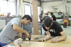 Les visiteurs ont pu découvrir différents ateliers comme, ici, la menuiserie. © Michel Duperrex