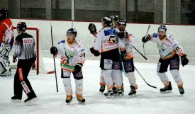 La joie des Yverdonnois qui viennent d’égaliser en power-play par Loïc Merz et qui réussiront à s’imposer. © Juillerat La joie des Yverdonnois qui viennent d’égaliser en power-play par Loïc Merz et qui réussiront à s’imposer.
