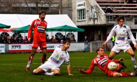 Sébastien Meoli à terre devant l’ancien yverdonnois Lucien Dénervaud. En deuxième mi-temps, le capitaine devra laisser sa place.