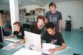Claude-Anne Jaquier, ici avec Xavier Margairaz, veut trouver une solution pour les jeunes qui frappent à sa porte. Claude-Anne Jaquier, ici avec Xavier Margairaz, veut trouver une solution pour les jeunes qui frappent à sa porte.