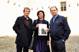 Patrick Auderset et Annick Voirol Reymond présentent la plaquette avec Daniel Wasner, président des Amis du Musée.©Nadine Jacquet