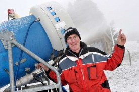 Alain Simon, chef technique des Remontées mécaniques du Balcon du Jura vaudois, enneige le haut des pistes. © Michel Duperrex