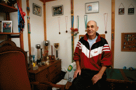Michel Laurent a deux pièces remplies de médailles dans son domicile de Chavornay! © Muriel Antille