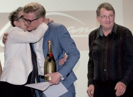 Christophe Ackermann, très ému, est embrassé par sa maman Françoise, sous les yeux de son papa Jean-Louis. ©Champi