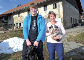 Adrien et Aline Favre, avec les chiens «Lucky» et «Teddy», devant l’exploitation familiale. ©Carole Alkabes