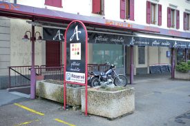 Le célèbre «A» d’Alexandre orne la boulangerie de la rue de la Plaine, à Yverdon-les-Bains, depuis 2008. Le patron espère encore pouvoir redonner du travail à sa vingtaine d’employés. ©Carole Alkabes