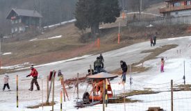 Dans la station des Rasses, les employés tentent d’étaler la neige restante sur les pistes. ©Michel Duperrex