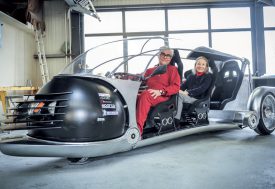 Franco et Françoise Sbarro dans la «tracto-sphère», un véhicule qui ne manquera pas de surprendre et d’alimenter les conversations. ©Carole Alkabes