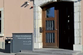 Le prévenu s’est rendu à l’audience pieds et poings liés, car il séjourne actuellement à la prison de La Chaux-de-Fonds. ©Michel Duperrex