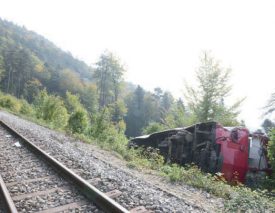 La voiture de tête avait arraché deux pylônes avant de se coucher dans le talus, à côté des voies. ©DR