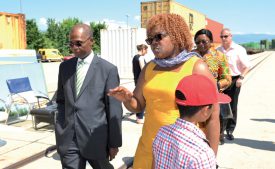 Léonard Henri Bindzi, ambassadeur camerounais à Berne, a salué l’initiative de Liliane Vessah, qui soutient plus de 180 élèves dans une école, à Yatchika. ©Carole Alkabes