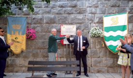 Le syndic de Collesano, Angelo De Gesaro (à g.) et son homologue yverdonnois Jean-Daniel Carrard, lors de l’inauguration de la petite place au nom de la Cité thermale, qui jouxte la bâtiment communal. ©DR