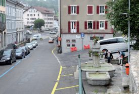 Selon un habitant de Sainte-Croix, les «cas sociaux» s’installent près de la fontaine de la rue Centrale et passent leur journée à fumer et à boire. ©Michel Duperrex