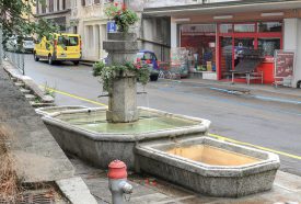 Selon plusieurs commerçants de la rue Centrale, les toxicomanes du village se réunissent très souvent près de cette fontaine. ©Carole Alkabes