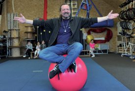 Pierre Grivaz, laborant médical en bactériologie, a tout abandonné pour fonder sa propre école de cirque, en 2004. ©Duperrex-a